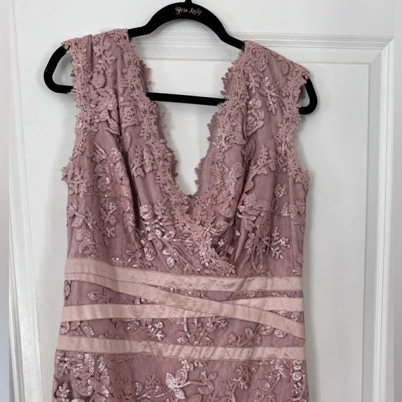 60% polyester, 40% nylon
Rose pink colored lace and sequins. - Picture 3 of 4